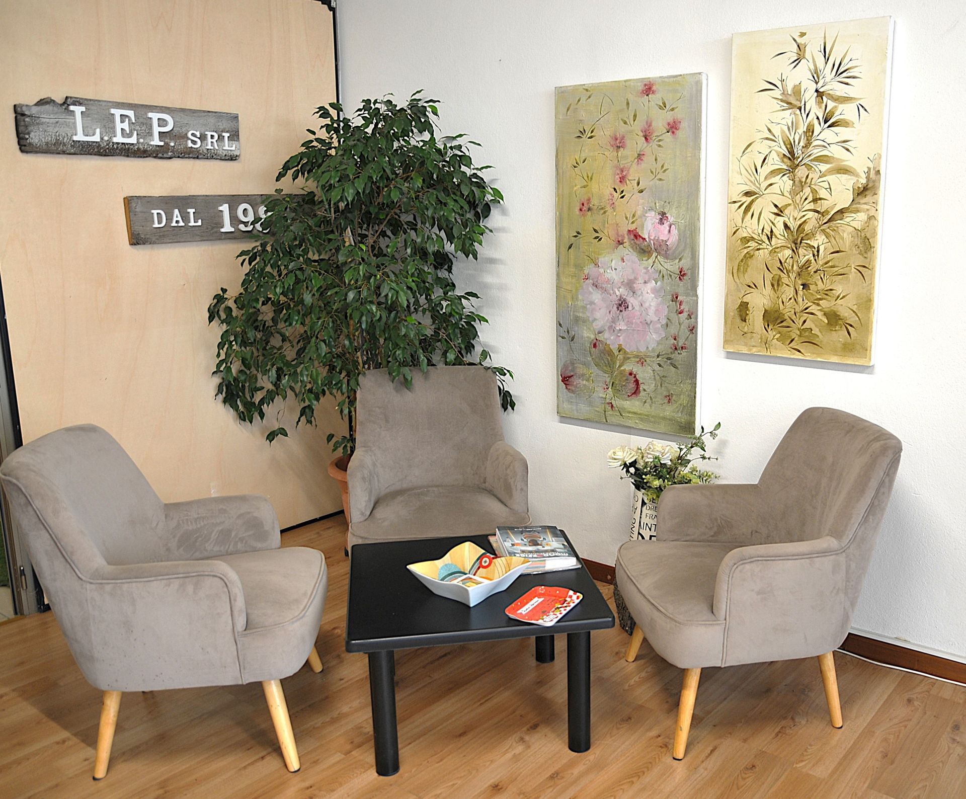 Due sedie e un tavolo in una stanza con un cartello che dice lebbroso