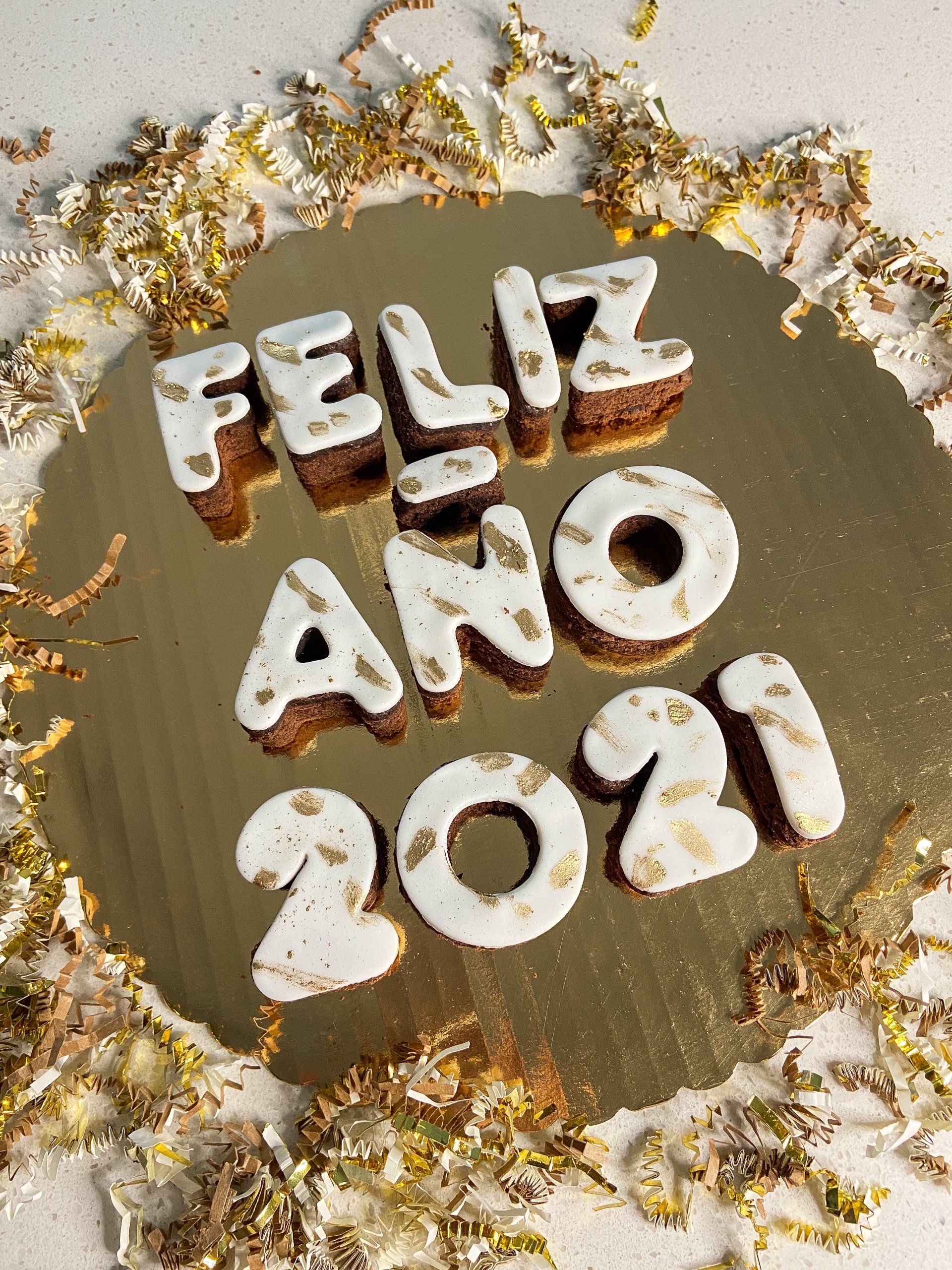 A cake with the words feliz ano 2021 written on it