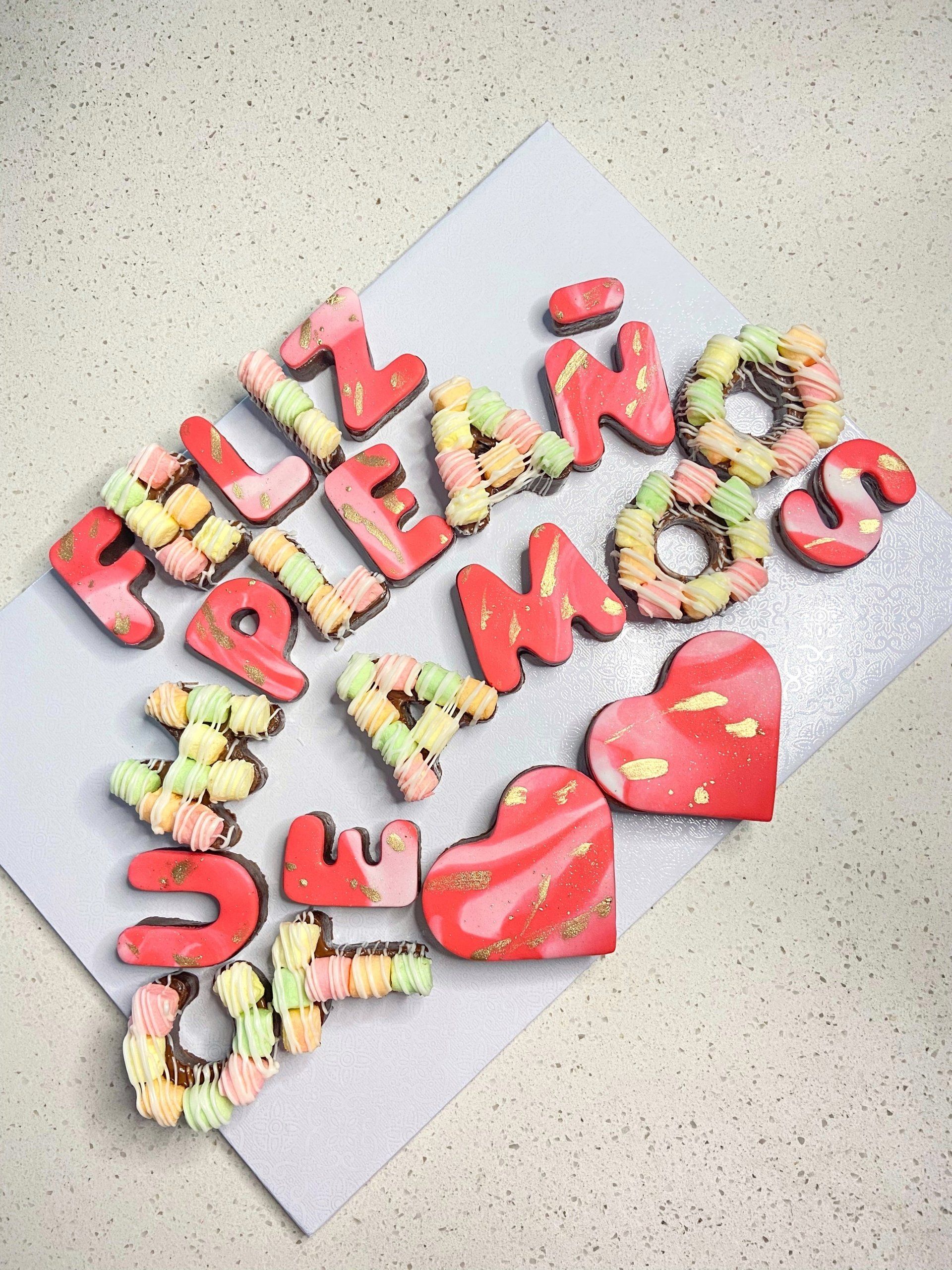 A bunch of letters that say feliz cumpleanos