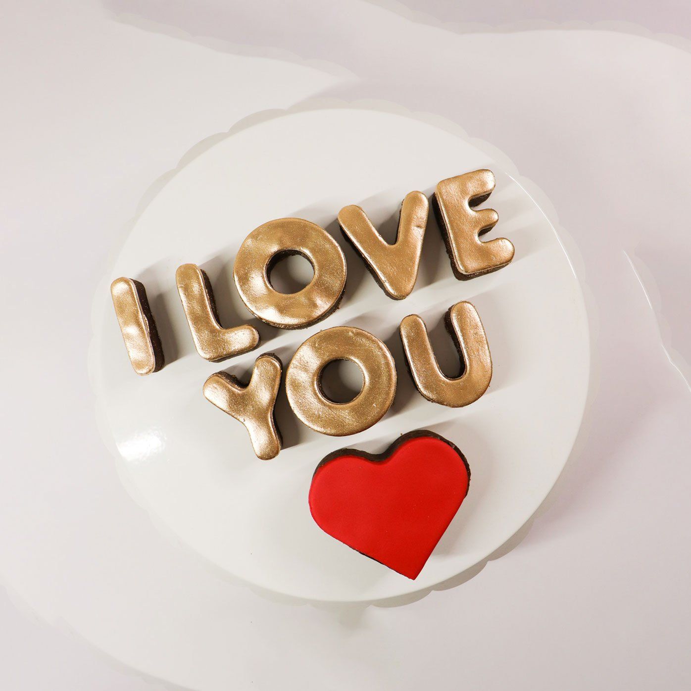 A white plate with the words i love you on it