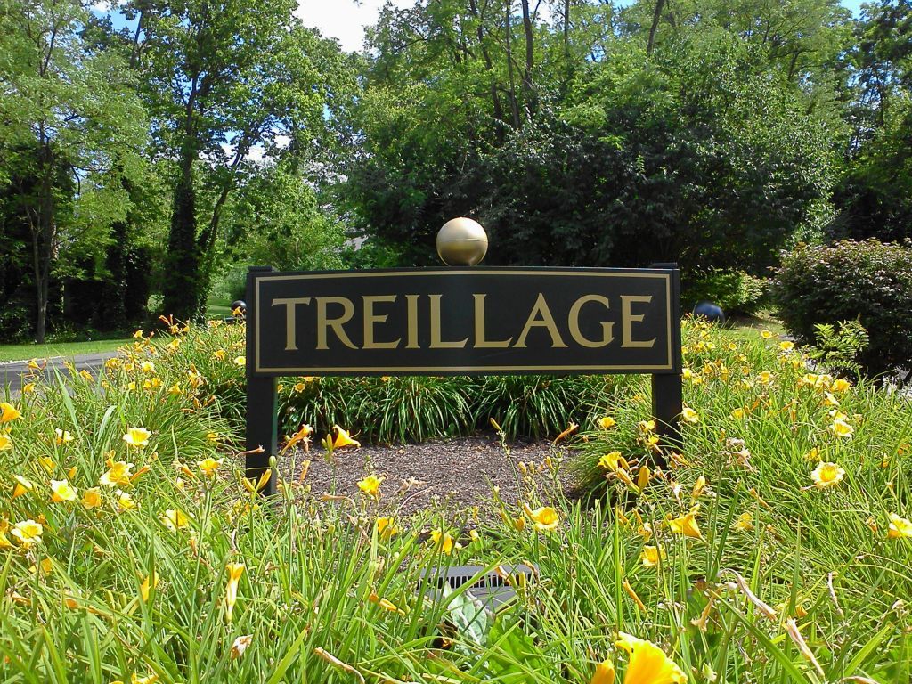 Aluminum Post & Panel With Metallic Gold Vinyl