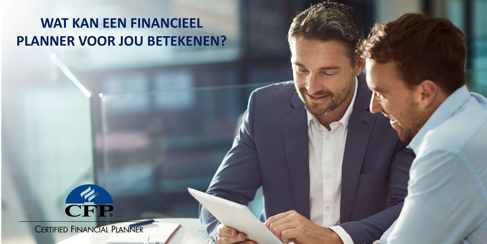 Twee mannen in pak kijken naar een tablet. Tekst: