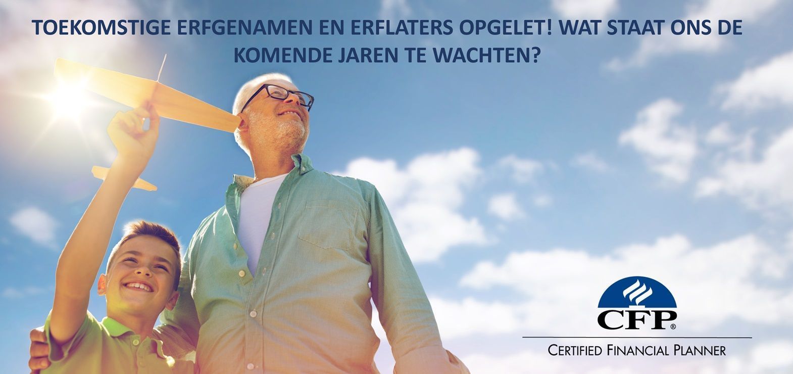 Een grootvader en kleinzoon met een papieren vliegtuigje. Blauwe lucht, zonnig met een tekst over een toekomstige erfenis.