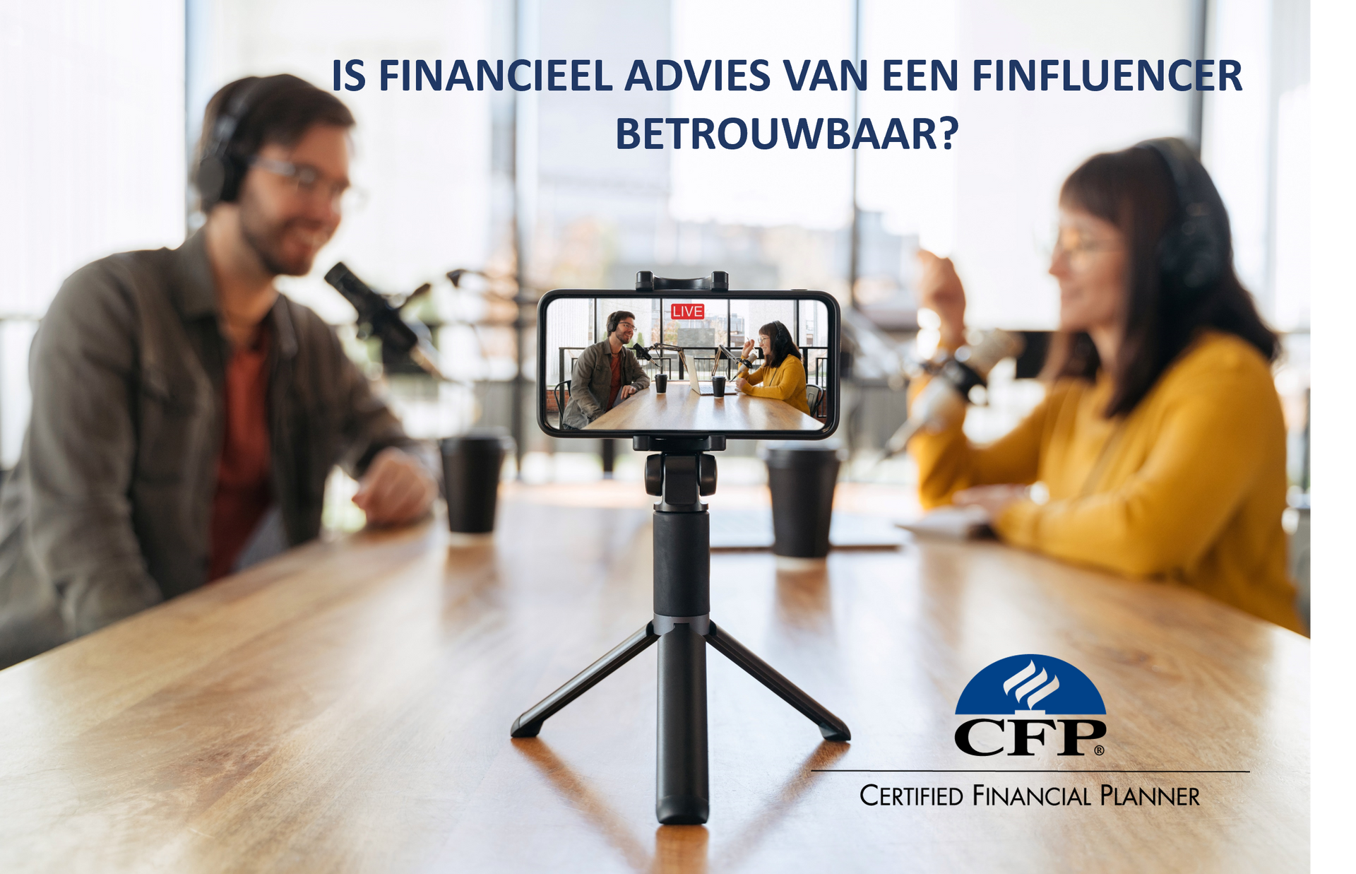 Een podcaststudio met een telefoon die twee mensen opneemt.