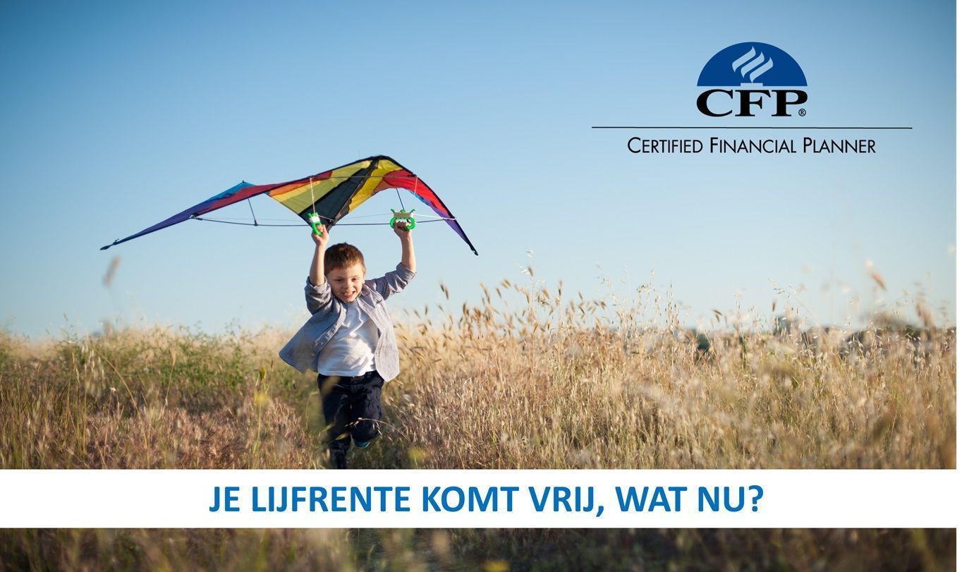 Een jongen rent door een veld met een kleurrijke vlieger. Het CFP-logo erboven: