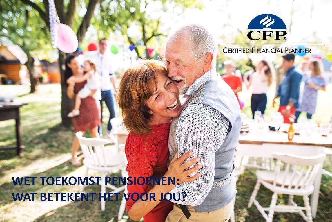 Een bejaard echtpaar omhelst elkaar op een feestje. Tekst onderaan.