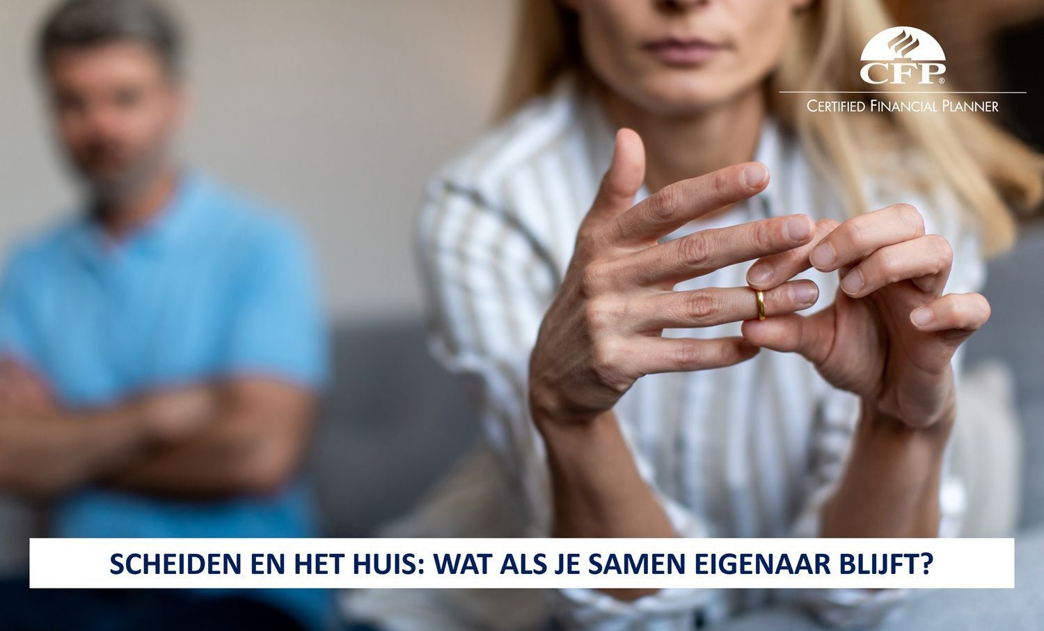 Vrouw doet trouwring af, man op de achtergrond. Scheidingsconcept. Tekst in het Nederlands.
