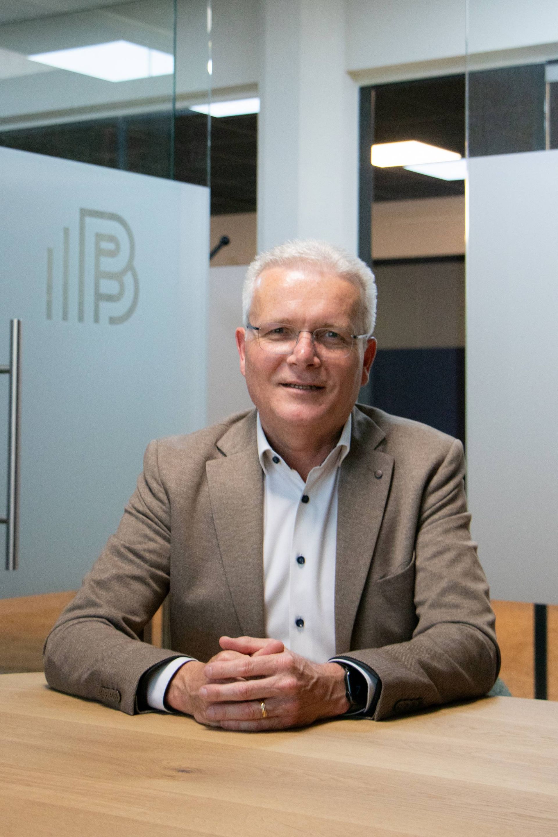 Paars CFP-merk met gestileerde opstijgende rook.