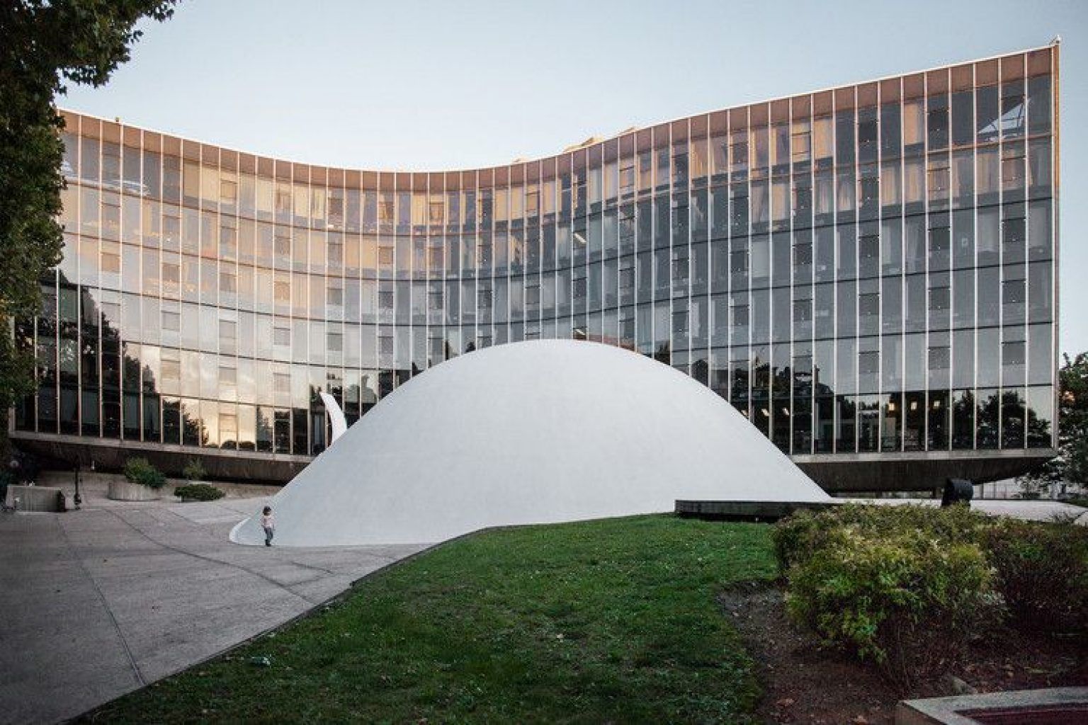 French Communist Party headquarters, Paris./ Courtesy of Oscar Niemeyer