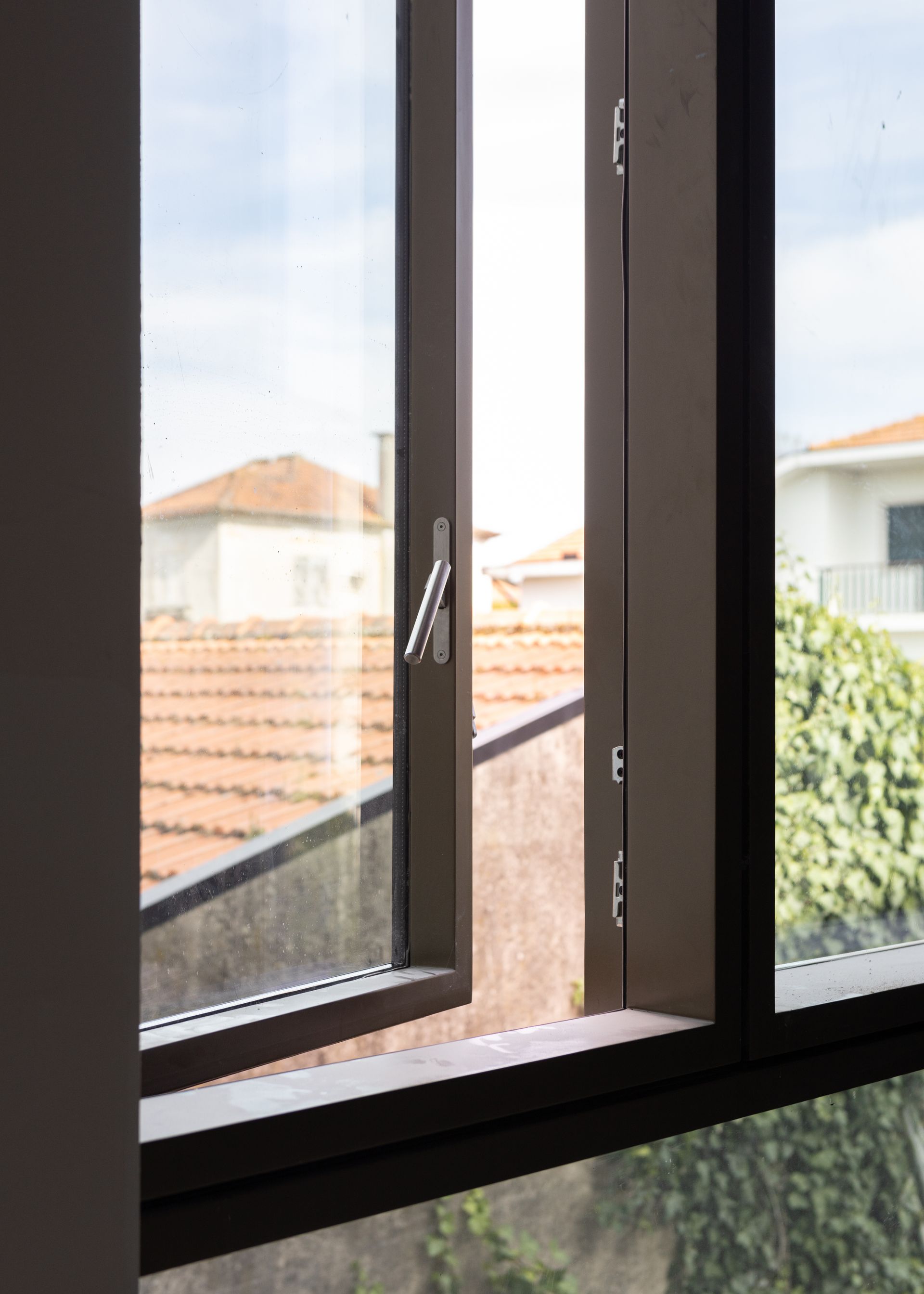 Minimalist frame window combining modern design with minimalist architecture