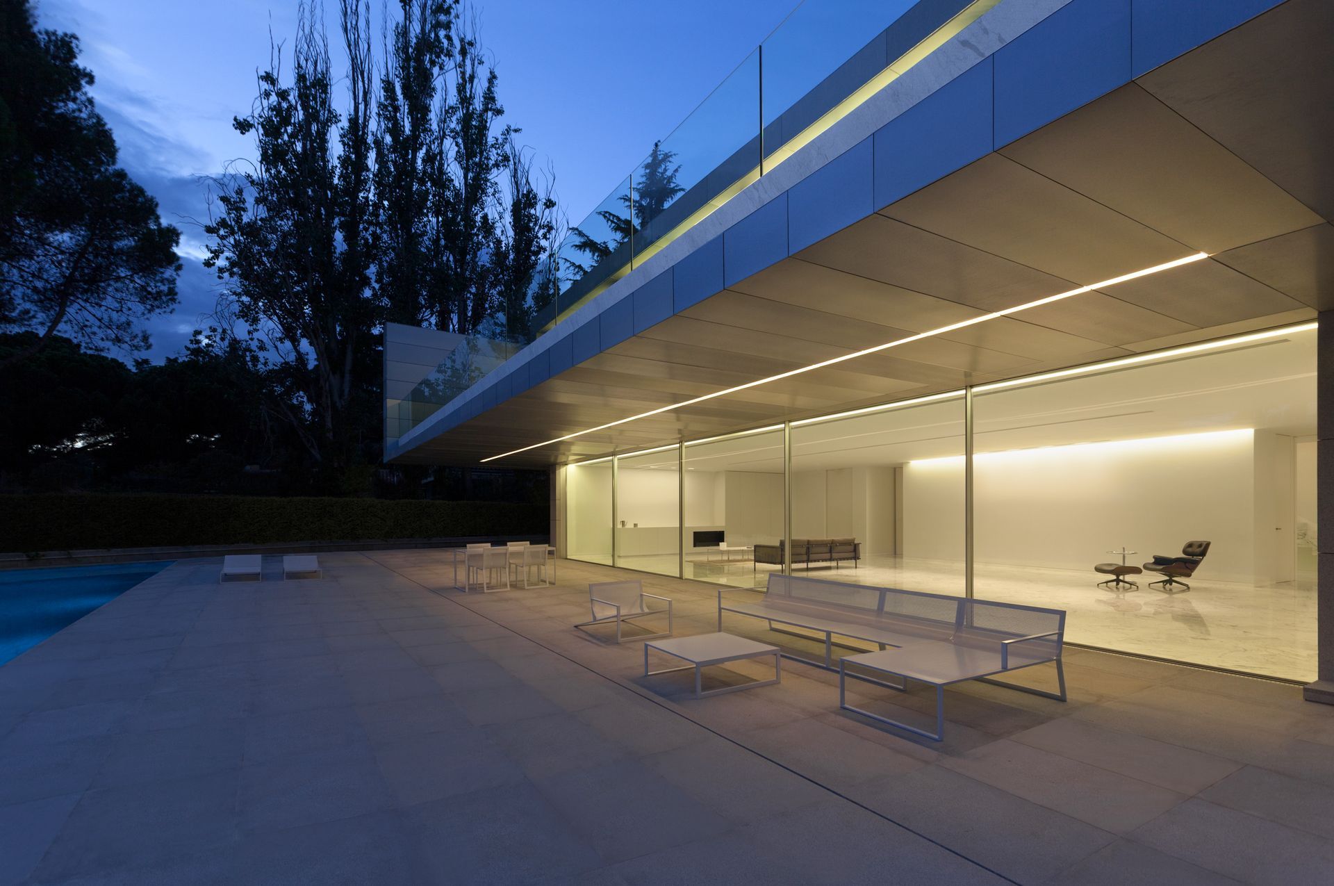 House in Aluminium: A Minimalist Retreat_otiima
