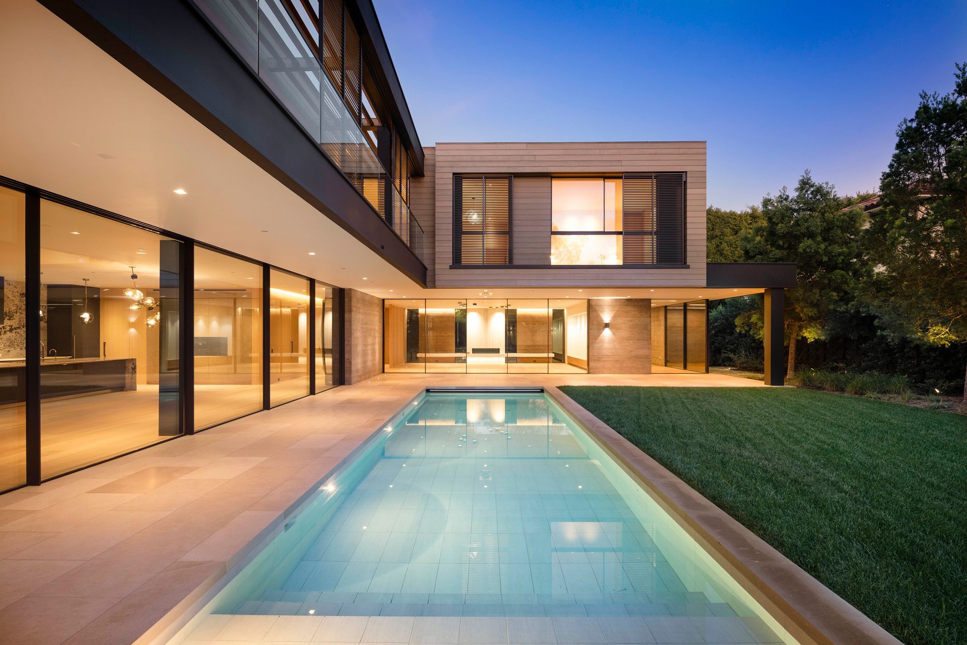 Luxurious house with OTIIMA window frame system in the USA. The sleek, minimalist design highlights the seamless integration of the frameless glass, ensuring unobstructed views and enhancing the house's modern aesthetic. 