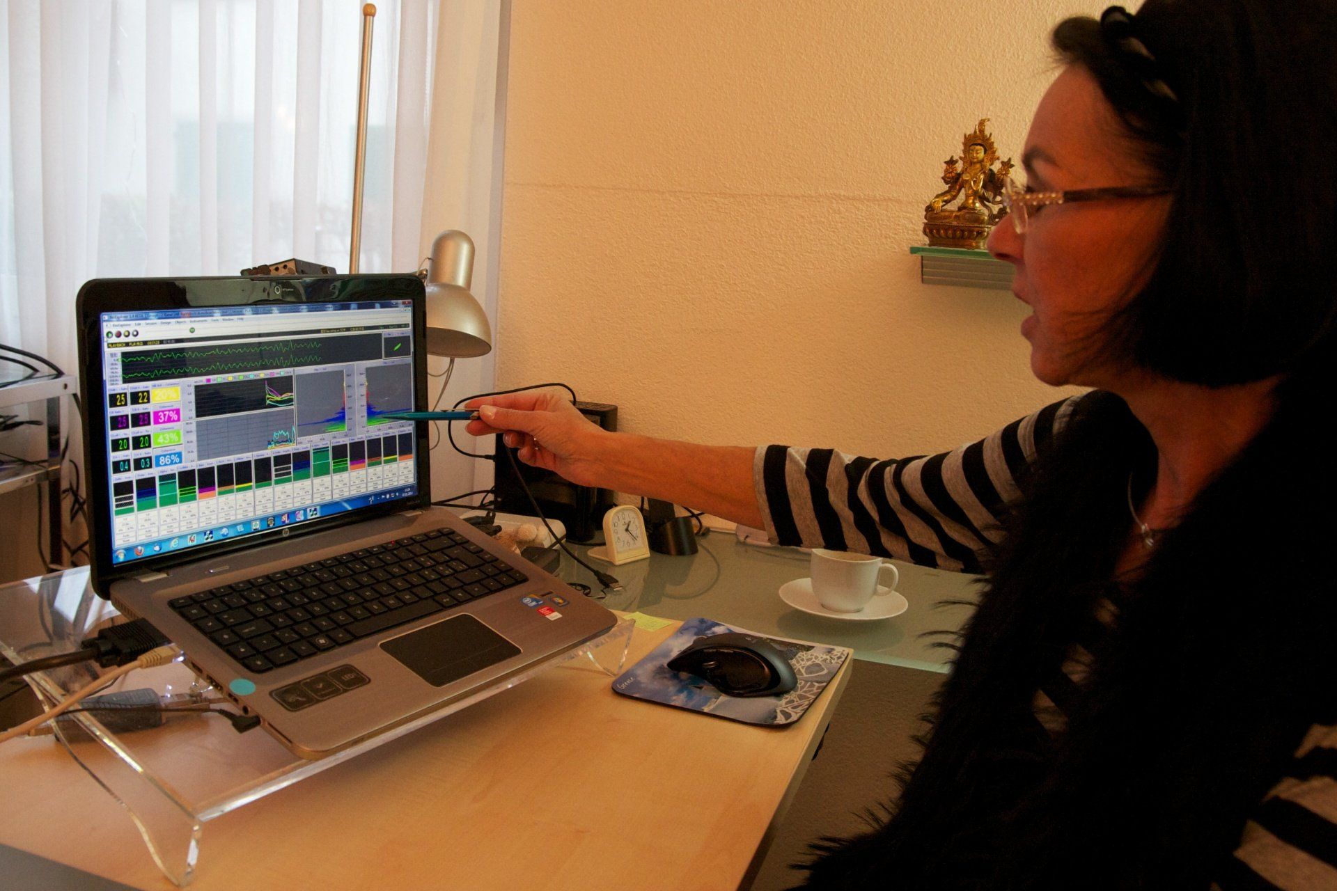 Ein qEEG macht genau sichtbar, wo eine Neurofeedback-Therapie ansetzen soll.