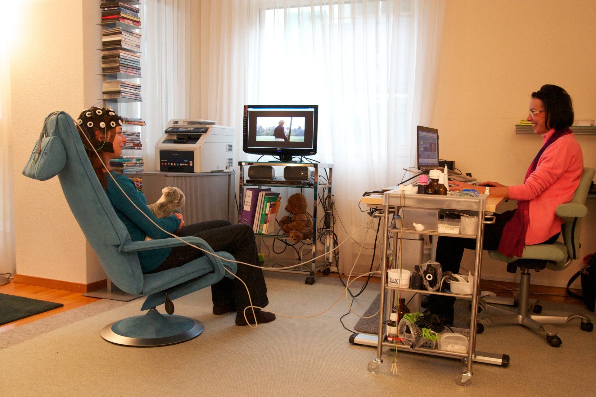 Bei einem Neurofeedback-Training werden Elektroden an Ihrem Kopf befestigt und so werden Ihre Hirnströme sichtbar.