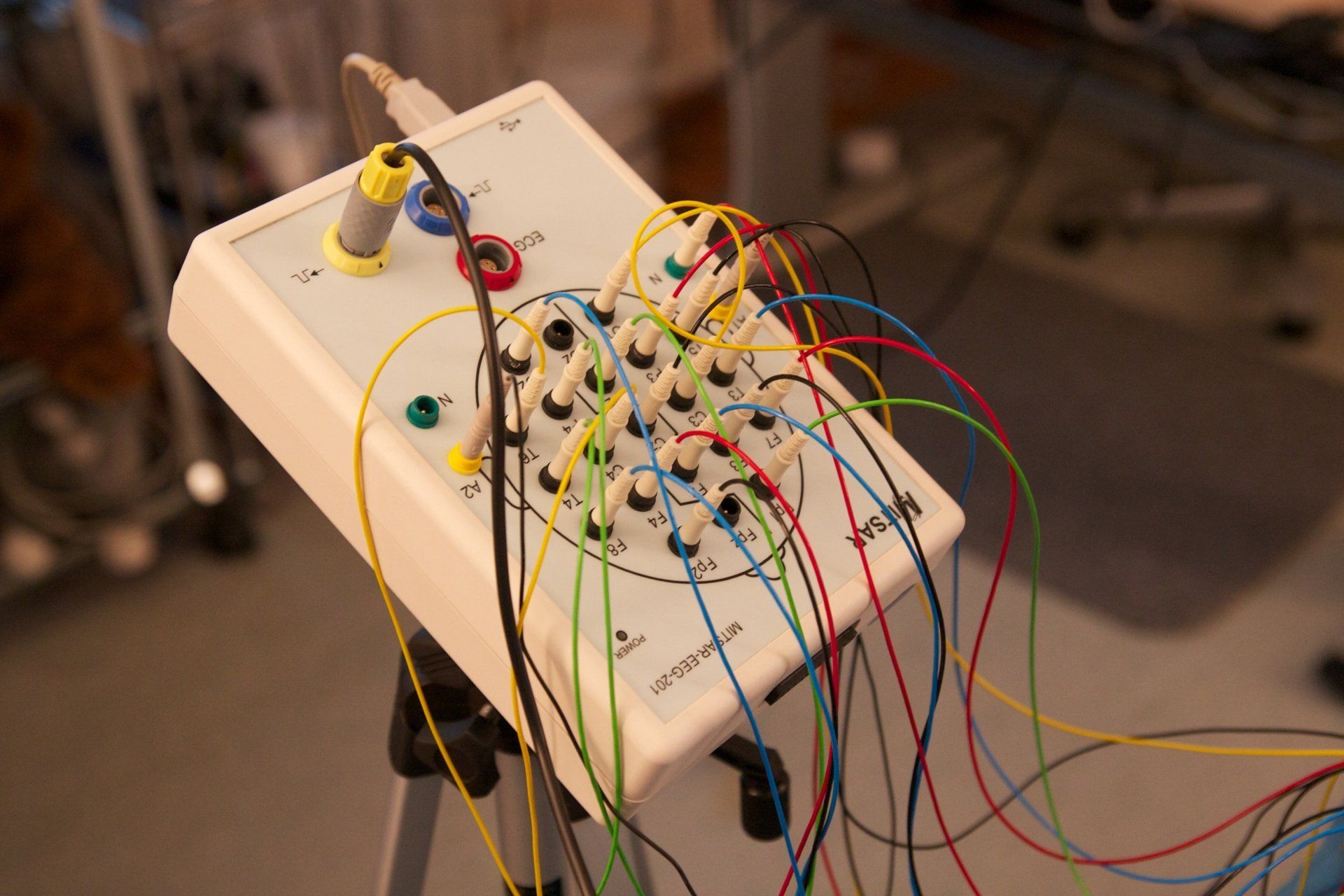 Ein qEEG benötigt sehr viele Kabel, jedes am richtigen Ort.