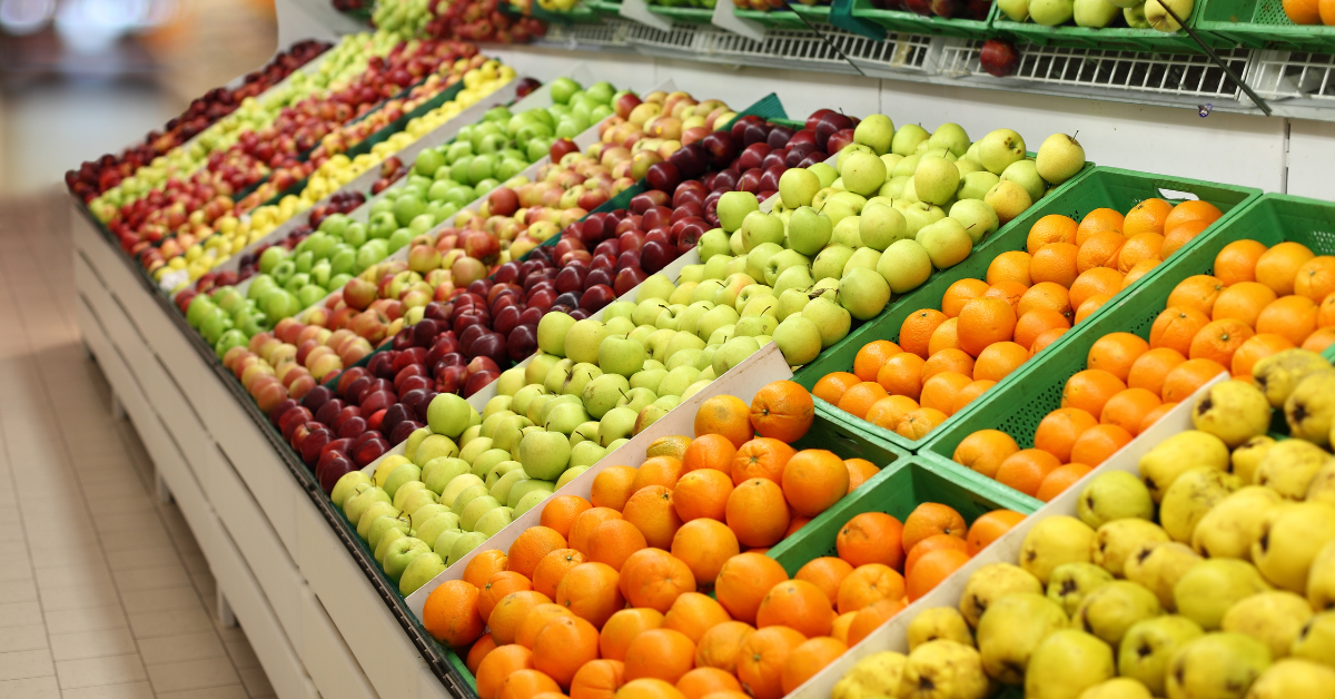 Un étalage de fruits et légumes dans une épicerie.