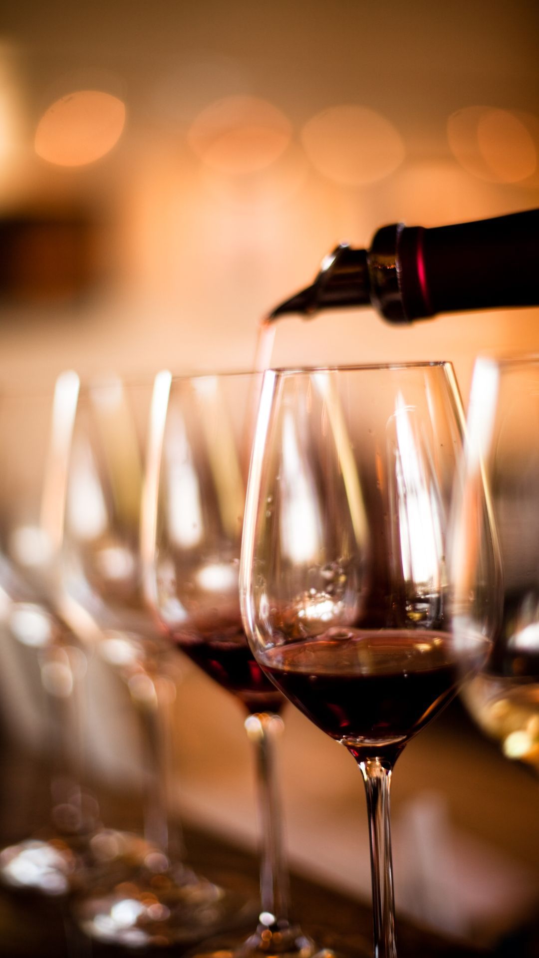 Une bouteille de vin est versée dans un verre.