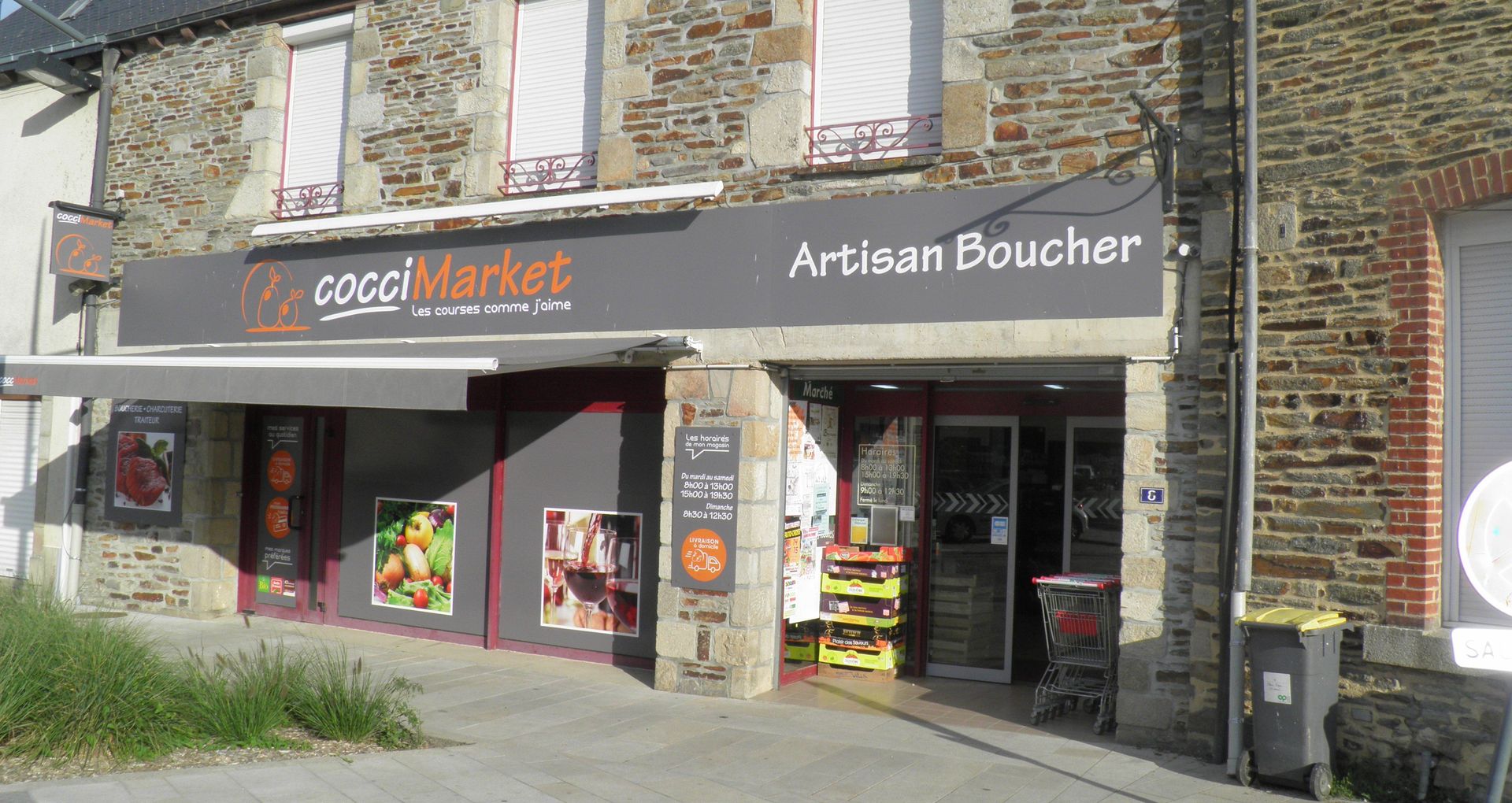 Une devanture de magasin avec un panneau indiquant « bon marché » dessus.