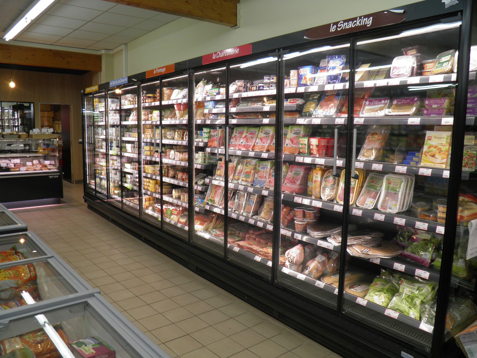 Une épicerie avec beaucoup d'étagères et de réfrigérateurs