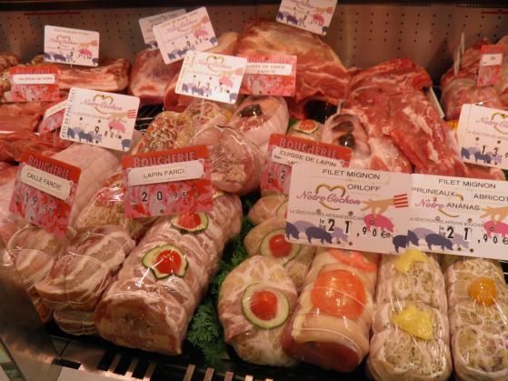 Une variété de viandes est exposée dans une boucherie