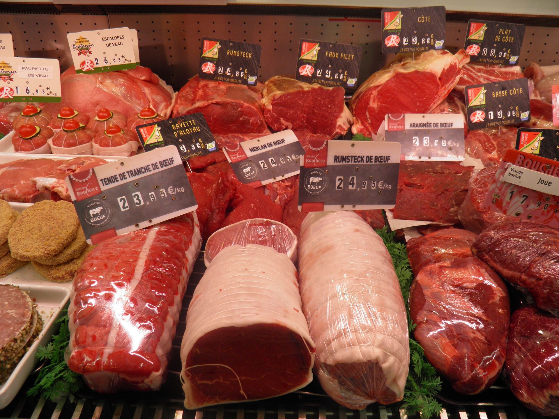 Une variété de viandes est exposée dans une boucherie