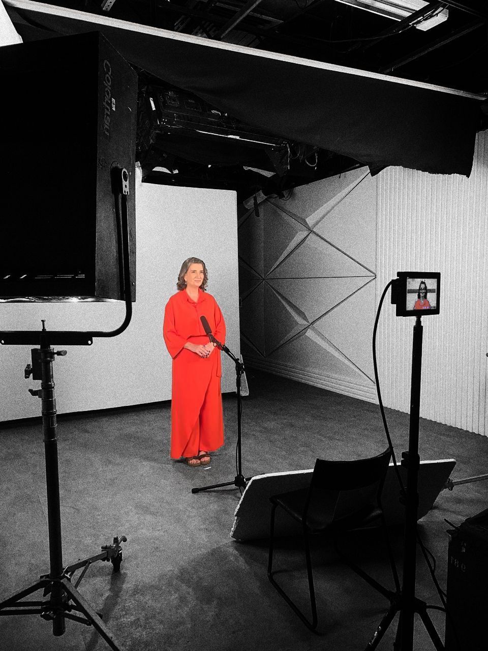 Foto da Maria Manso no estúdio com vestido com vestido vermelho