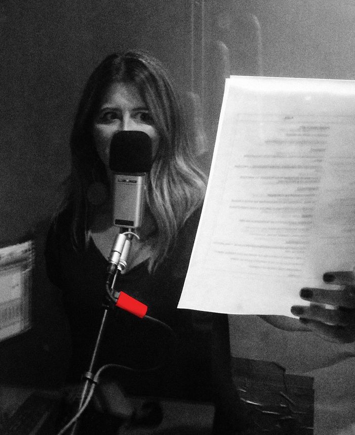 Foto da Helena Santos gravando uma locução
