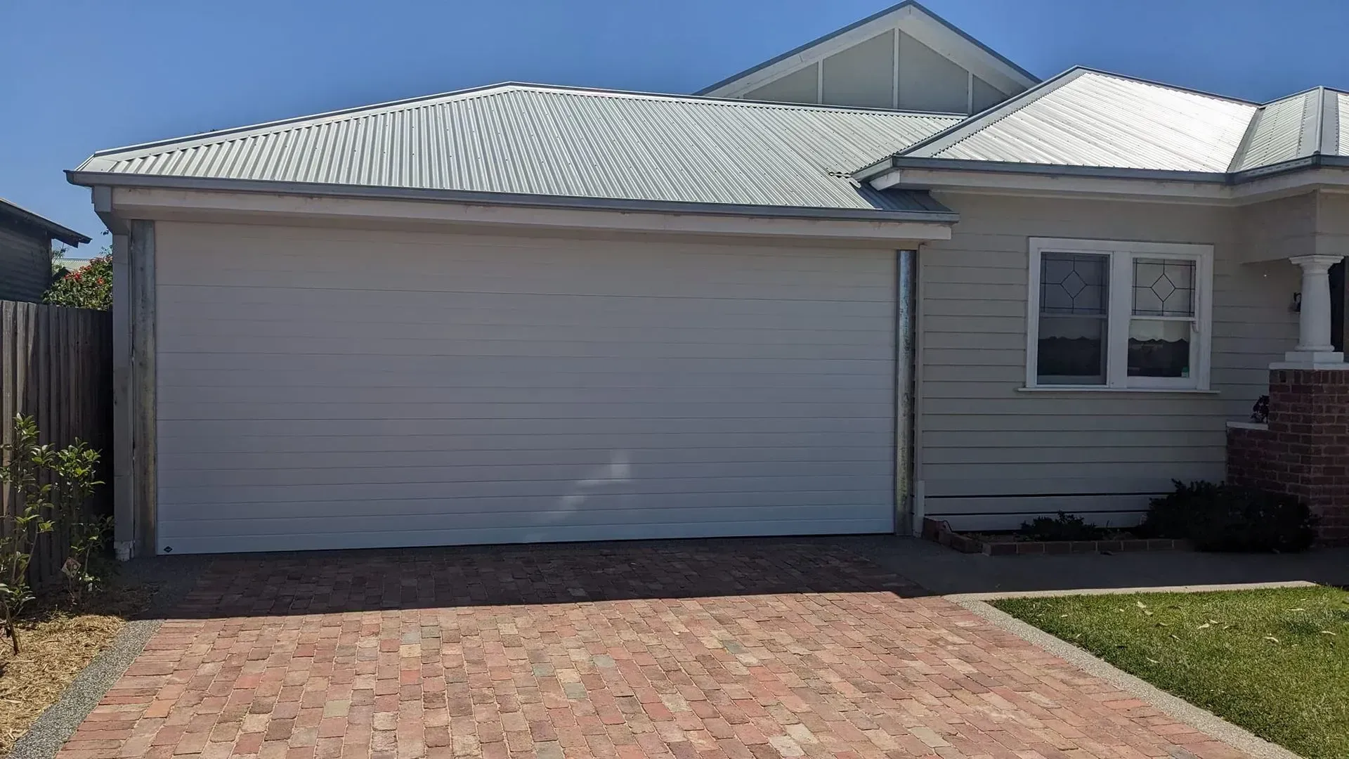 Gray Automatic Driveway Gate  — Goldfields Garage Doors & Gates in Wendouree, VIC