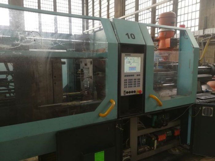 una pressa a iniezione