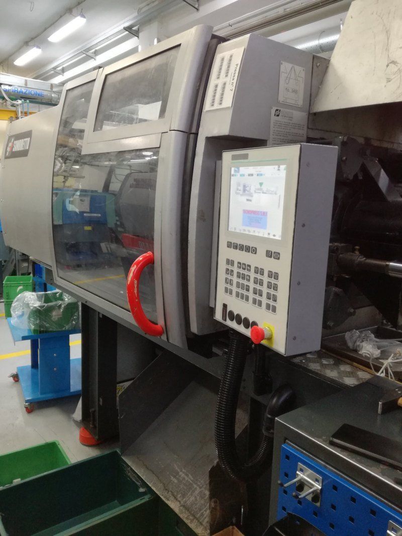 macchina per stampaggio a iniezione e soffiaggio