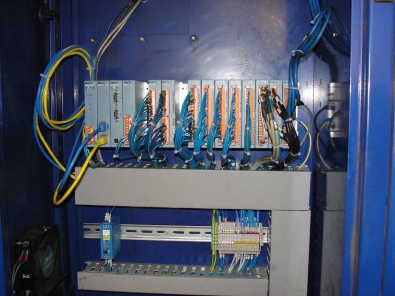 controllore di movimento di una pressa industriale