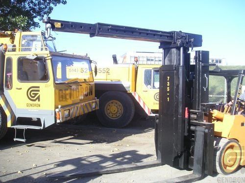 A yellow truck with the letter g on it
