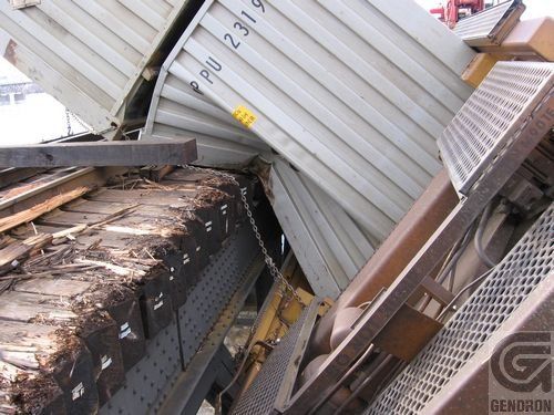 Un train qui a un conteneur qui dit aciers dessus