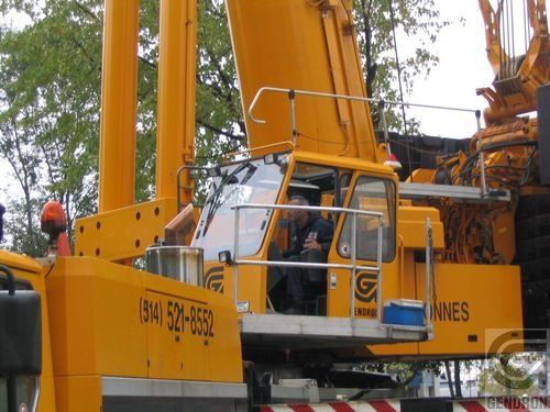 Une grue jaune porte le numéro 1914 sur le côté