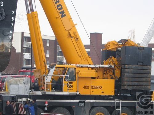 Une grande grue jaune avec 400 tonnes de côté