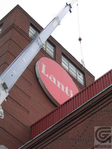 Un grand panneau rouge avec le mot lanti dessus