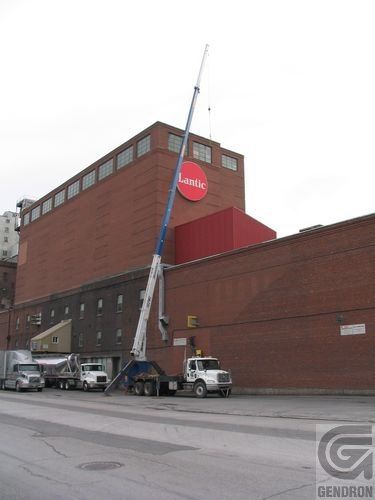 Un grand bâtiment en brique avec le mot letic dessus