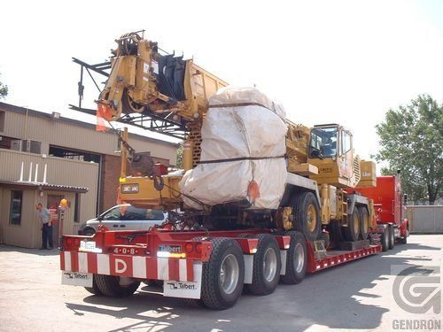 Un semi-remorque avec une grue à l'arrière