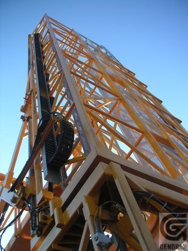 Regardant une grue avec la lettre g dessus