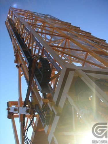 Regardant une grue avec la lettre g dessus