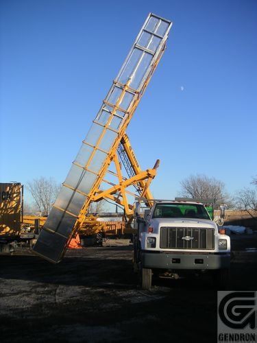 Un camion Genron avec une échelle à l'avant