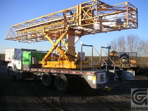 Un camion avec une grande grue à l'arrière