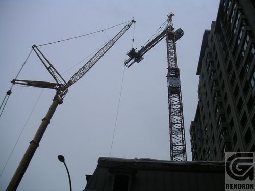 Une grue de chantier est levée par une grue Gendron