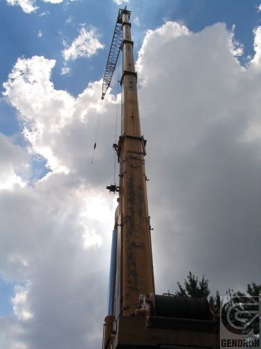 Un très grand bâtiment avec le mot Gendron en bas