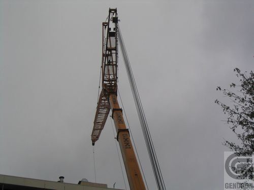 Une grande grue est utilisée pour soulever quelque chose dans les airs