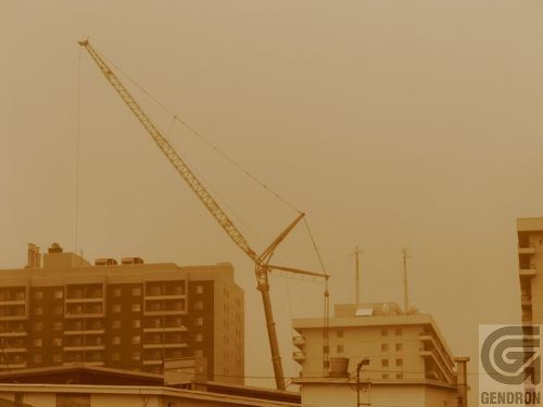 Un bâtiment en construction avec une grue au premier plan