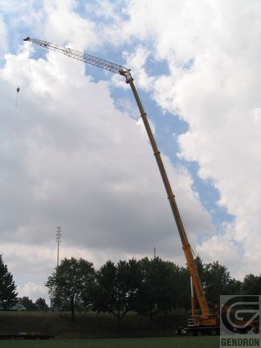Une grande grue jaune avec le mot dendron en bas