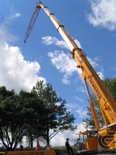 Une grande grue jaune avec les lettres g dessus