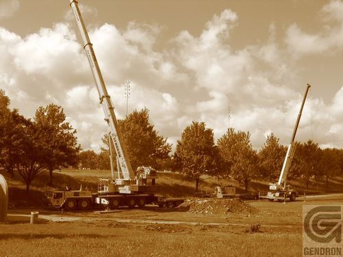 Une photo en noir et blanc d'un chantier de construction avec un logo pour le dendron