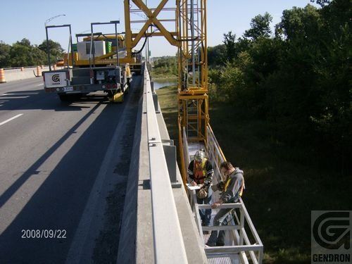 Une photo d'un pont prise le 22 septembre 2008